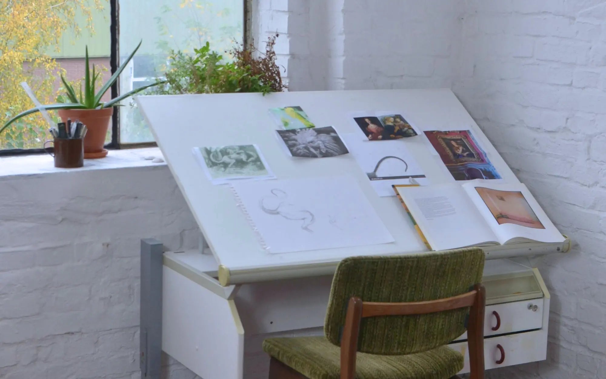 How-to-Choose-a-Diamond-Painting-Table-to-Set-Up-Your-Ideal-Workspace ARTDOT